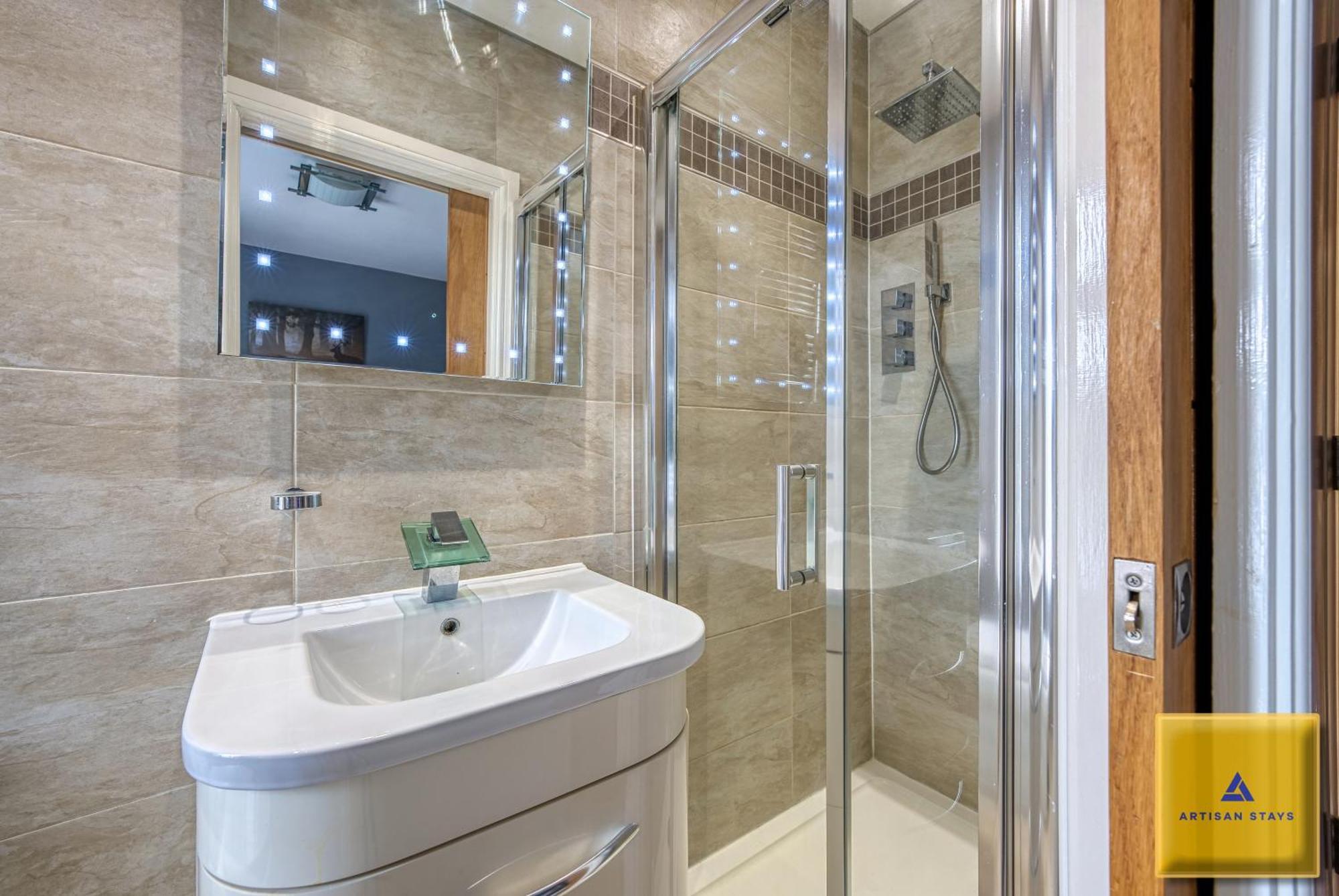 4 Bedroom, 6 Beds, 3 Bathrooms, Near Nec & Birmingham Airport, Business, Contractor And Family Friendly, Free Wi-Fi, Free Parking كوفنتري المظهر الخارجي الصورة