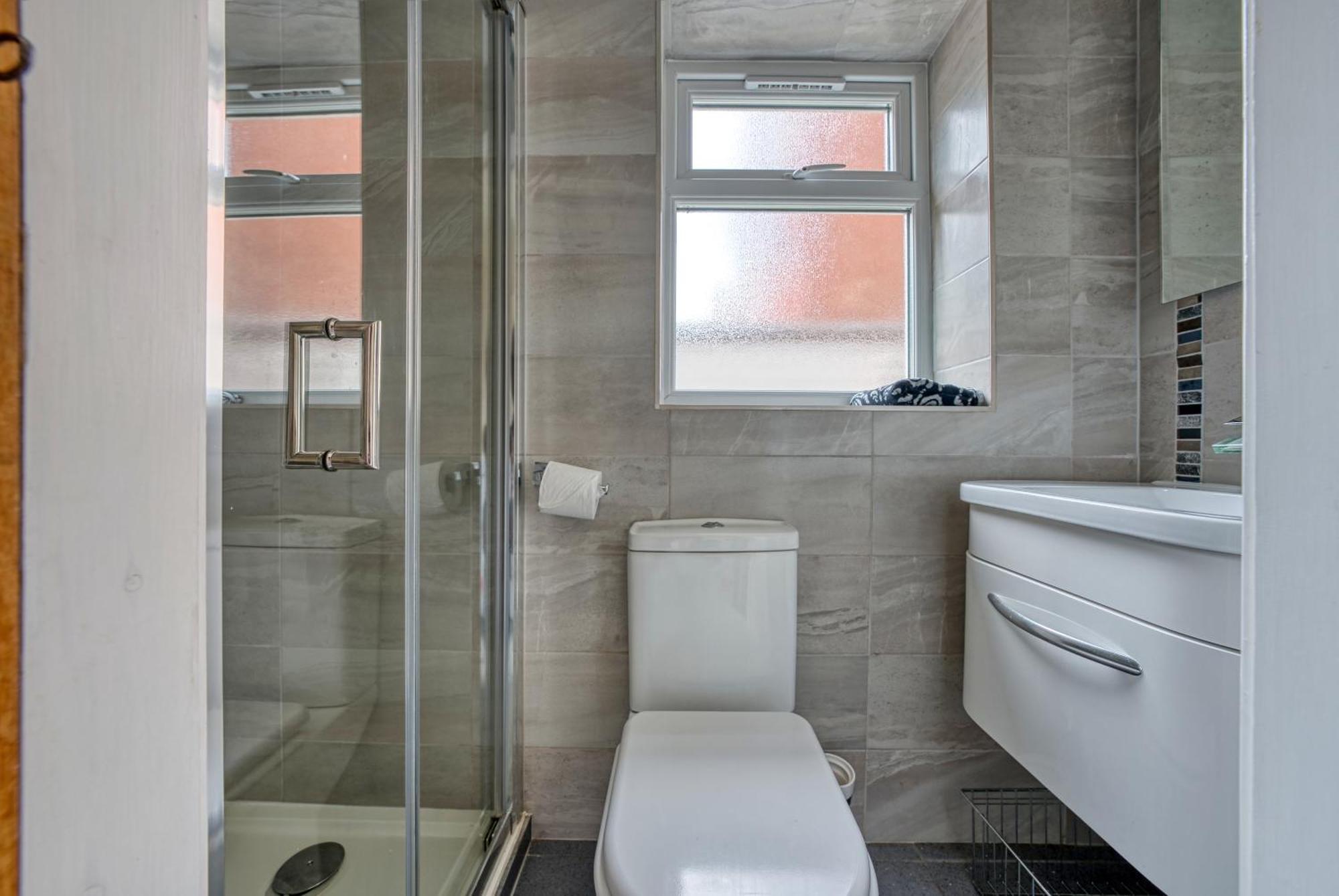 4 Bedroom, 6 Beds, 3 Bathrooms, Near Nec & Birmingham Airport, Business, Contractor And Family Friendly, Free Wi-Fi, Free Parking كوفنتري المظهر الخارجي الصورة